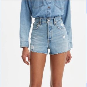 NWT Levi's Light Wash Ribcage Shorts Size 28